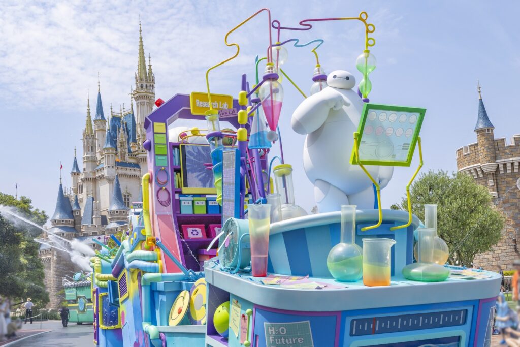 How to Stay Cool This Summer at Tokyo Disney Resort | Summer is in full swing at Tokyo Disney Resort! With the sunny days ahead, they’re ready to help you stay cool, from refreshing food items to entertainment making a splash and merchandise designed for the warmer months. Baymax Float at Tokyo Disneyland Summer Parade