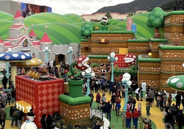 Crowds Slam Super Nintendo World for Passholder Preview