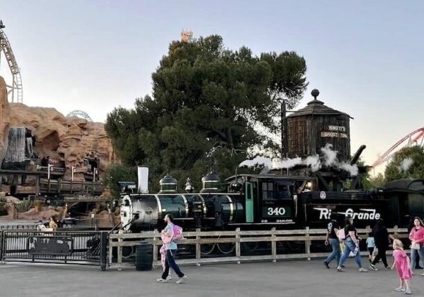 Knott's Berry Farm Suspends Chaperone Policy