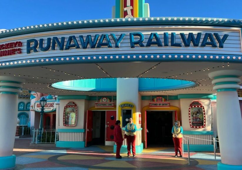 Mickey & Minnie's Runaway Railway Full Queue Experience & Ride