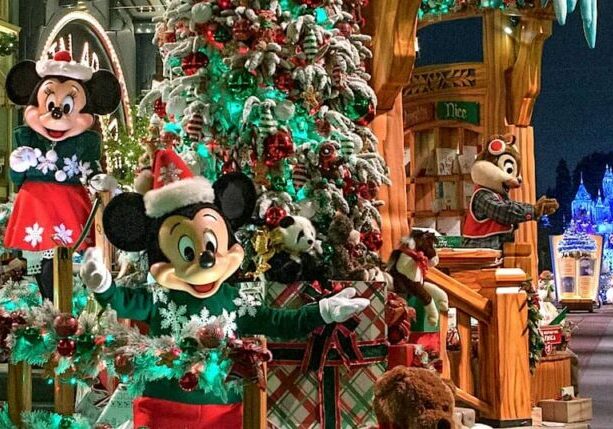 What's happening for the holidays at America's theme parks?